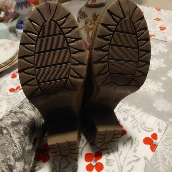 White Mountain Joker II Taupe Sued Boots Size 8.5. - Picture 12 of 13